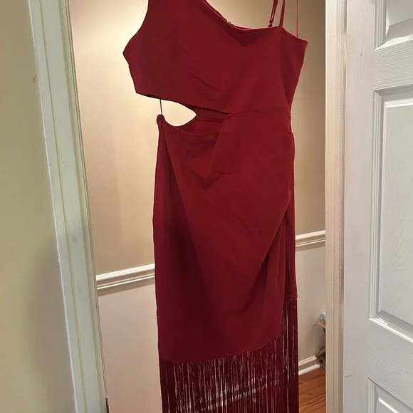 Elegant Red One-Shoulder Dress - Picture 5 of 5